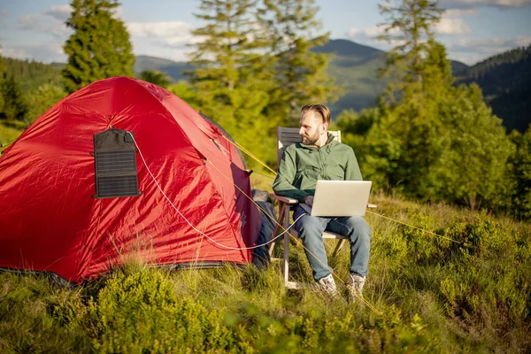 Man Works Laptop While Traveling Tent Mountains Charging Computer Portable — Stock Photo, Image