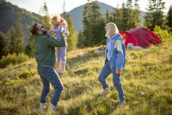 Young Caucasian Couple Little Girl Have Fun While Travel Tent — Foto Stock
