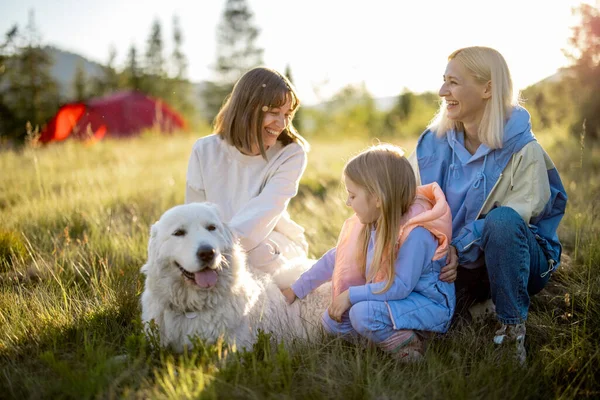 Portrait Deux Femmes Avec Petite Fille Chien Blanc Assis Ensemble — Photo