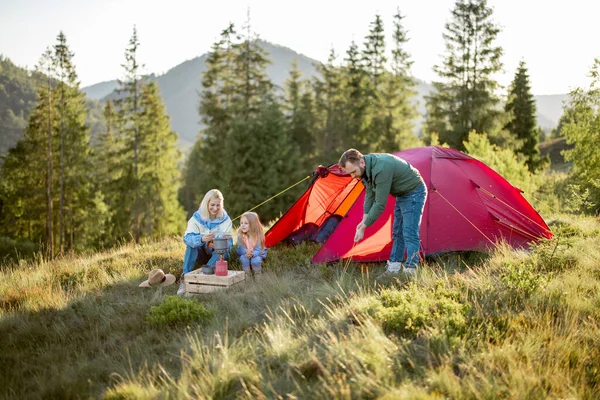 Couple Avec Petite Fille Pique Niquer Camping Tout Voyageant Avec — Photo