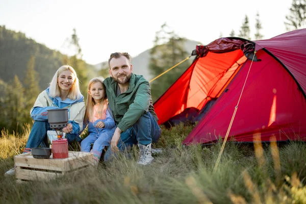 Portrait Couple Little Girl Picnic Campsite While Traveling Tent Mountains — ストック写真