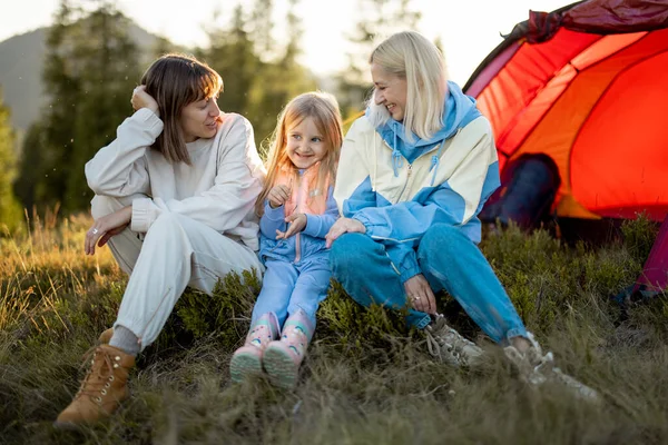 Deux Sœurs Amies Assoient Avec Une Petite Fille Discutent Camping — Photo