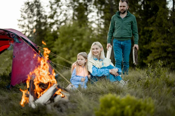 Young Couple Little Girl Have Fun Campsite Traveling Tent Nature — Stock Photo, Image