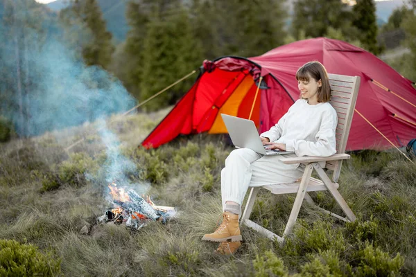 Die Junge Frau Arbeitet Laptop Während Sie Entspannt Auf Einem — Stockfoto