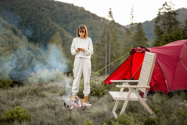 Young Woman Enjoy Summer Vacation Standing Phone Fire Campsite Traveling — 图库照片