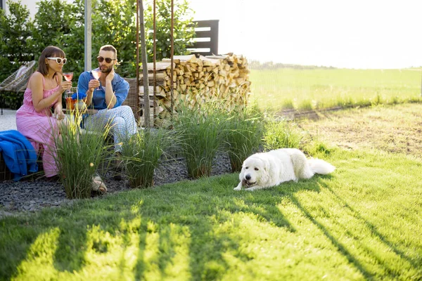 Young Stylish Couple Have Drink While Sitting Together Dog Lawn — Stok fotoğraf