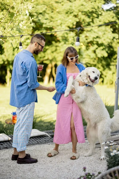 Young Stylish Couple Hang Out Together Play Dog Beautiful Backyard — Stockfoto