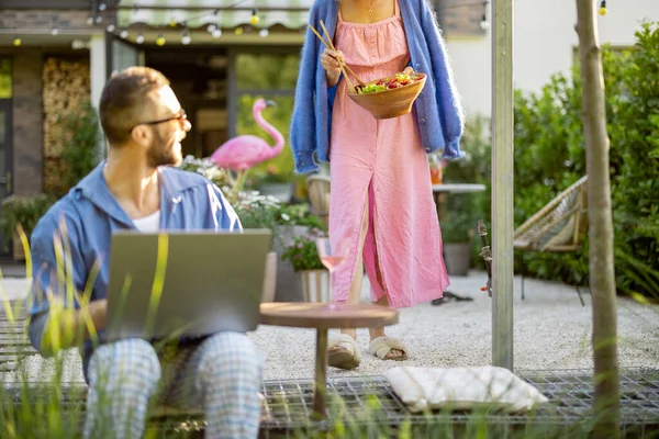 Man Works Laptop While Sitting Backyard Woman Comes Healthy Salad — ストック写真