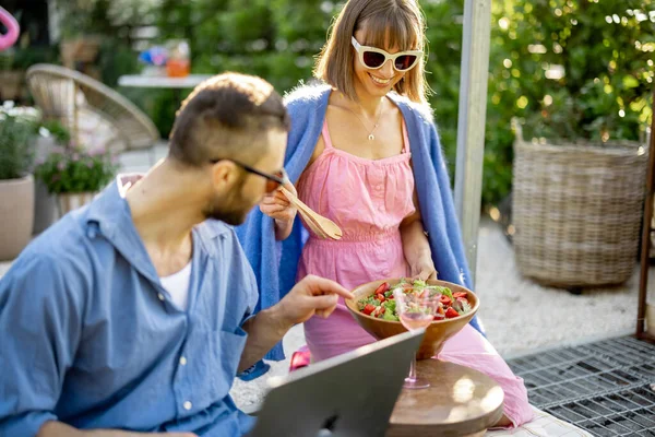 Man Works Laptop While Sitting Backyard Woman Comes Healthy Salad —  Fotos de Stock