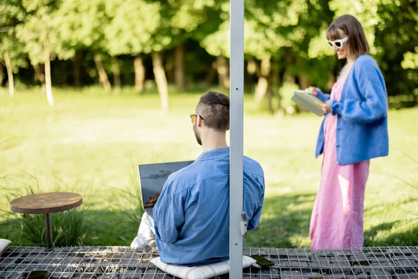Young Stylish Couple Work Spend Leisure Time Laptop Computer Porch — Stock Photo, Image