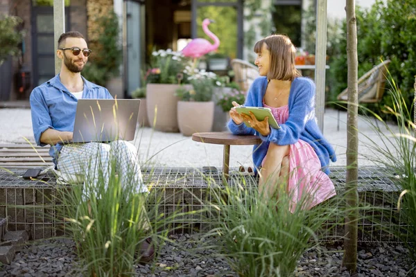 Junge Stilvolle Paare Arbeiten Oder Verbringen Ihre Freizeit Mit Laptop — Stockfoto