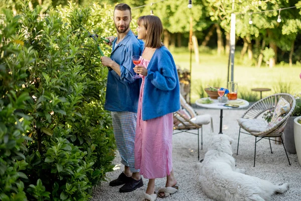 Härligt Par Tillbringar Sommartid Bakgården Sitt Lantliga Hus Naturen Man — Stockfoto