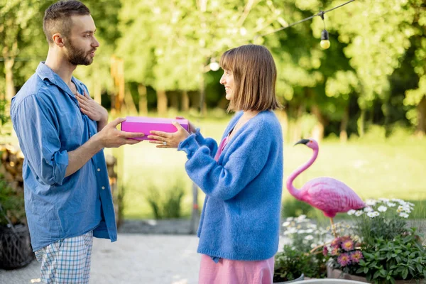 Man Gives Gift Pink Box His Woman Celebrating Anniversary Yard — Stock Photo, Image