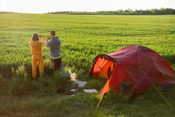 Jeune Couple Profiter Une Belle Vue Sur Coucher Soleil Tout — Photo