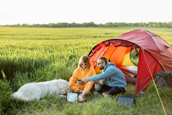 Jeune Couple Cuisine Nourriture Passer Été Avec Chien Camping Sur — Photo