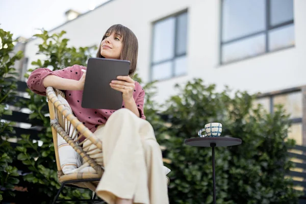 Portrait Young Creative Woman Works Digital Tablet Backyard Outdoors Concept — Stockfoto