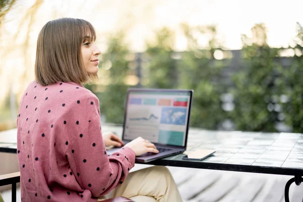 Jonge Vrouw Werkt Laptop Terwijl Buiten Aan Tafel Zit Bekijk — Stockfoto