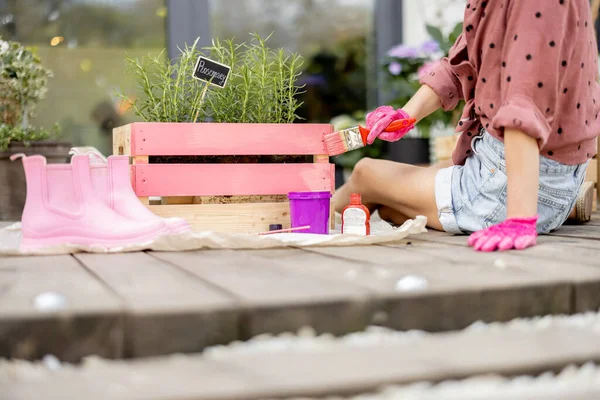 手感不错的女人用粉红的毛刷木盒作画 在户外做一些翻新的家务活 Diy概念 — 图库照片
