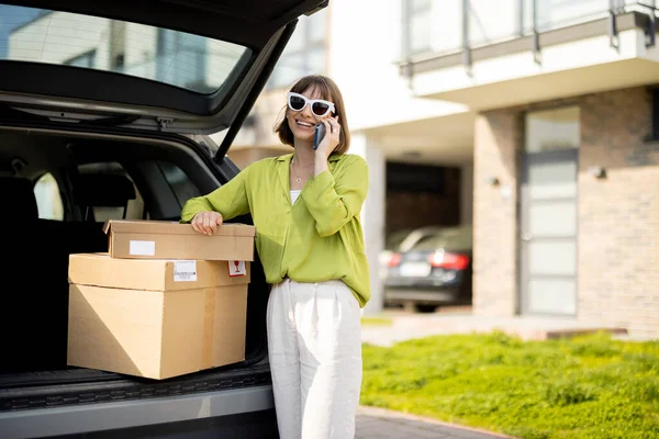 Young Woman Talking Phone While Standing Car Trunk Parcels Concept — Foto Stock