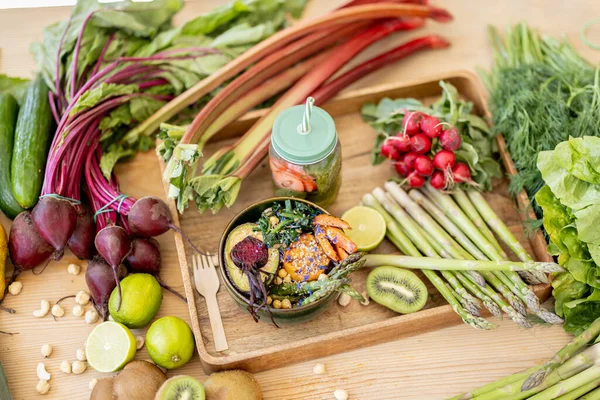 Ovanifrån Bordet Full Färska Grönsaker Frukt Och Grönt Hälsosam Skål — Stockfoto