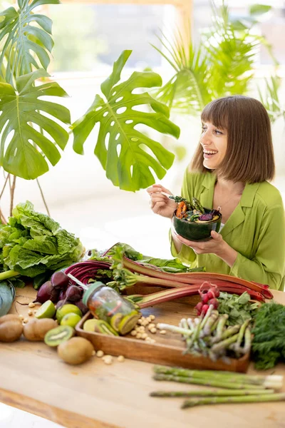 Ung Glad Kvinna Äter Vegetarisk Skål Medan Sitter Vid Bordet — Stockfoto