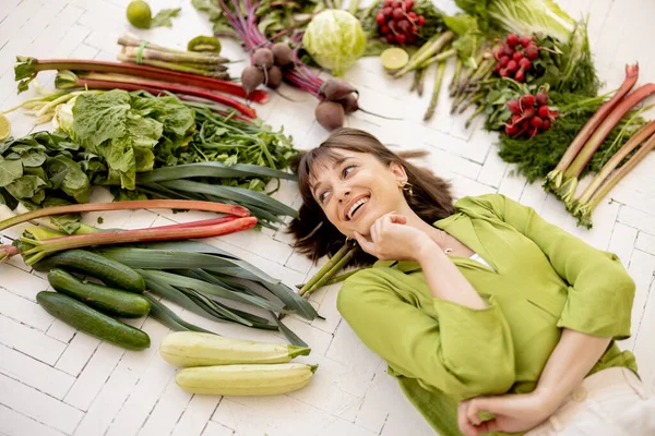Porträtt Ung Glad Kvinna Med Massor Färska Grönsaker Frukt Och — Stockfoto
