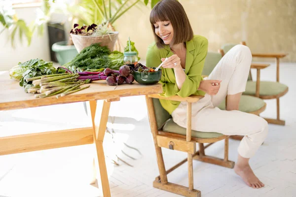 Νεαρή Γυναίκα Τρώει Χορτοφαγικό Γεύμα Μπολ Ενώ Κάθεται Στην Καρέκλα — Φωτογραφία Αρχείου