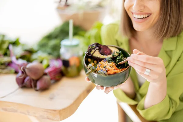 Young Cheerful Woman Eats Vegetarian Lunch Bowl Sitting Table Full — Stockfoto