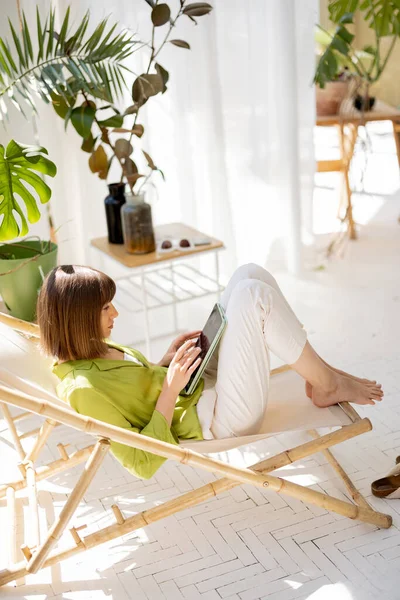 Kvinna Sitter Avslappnad Med Digital Tablett Solarium Soligt Vardagsrum Med — Stockfoto