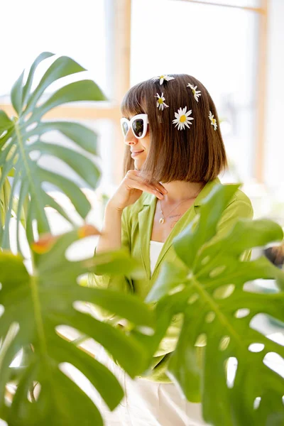 Retrato Una Mujer Joven Gafas Sol Flores Pelo Entre Hojas — Foto de Stock