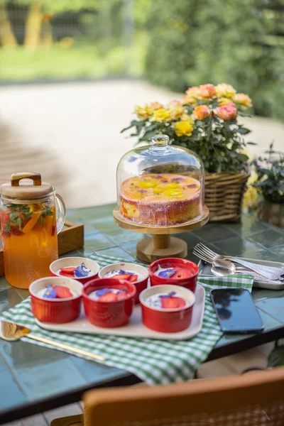 Festively Served Dinner Table Sweet Cakes Flowers Backyard Summer Time — Stock Photo, Image