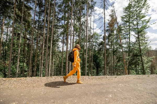Joven Traje Deportivo Naranja Mochila Camina Por Sendero Montaña Bosque — Foto de Stock