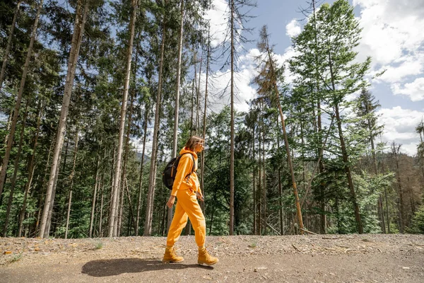 Joven Traje Deportivo Naranja Mochila Camina Por Sendero Montaña Bosque — Foto de Stock