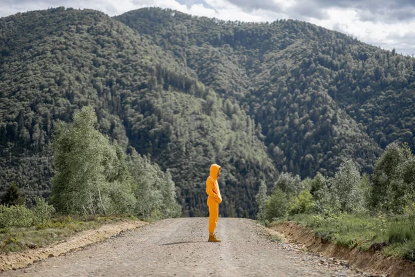 Joven Traje Deportivo Naranja Camina Por Carretera Las Montañas Concepto — Foto de Stock