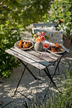 Kahvaltı ve çiçeklerle süslenmiş güzel bir masa.