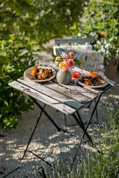 Kahvaltı ve çiçeklerle süslenmiş güzel bir masa.