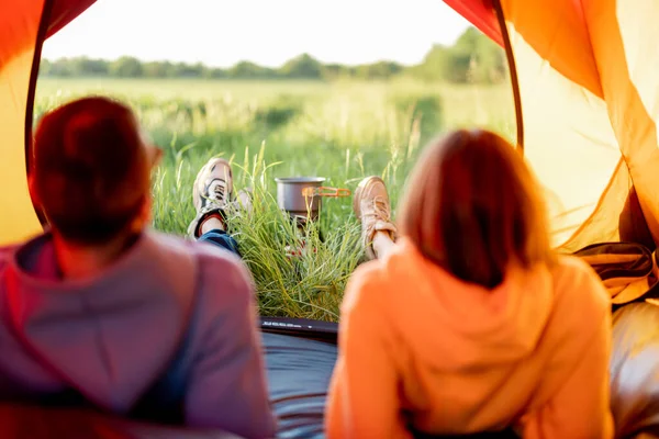 Çift Çadırda Birlikte Oturur Turist Ocağında Yemek Hazırlar Arkadan Izleriz — Stok fotoğraf