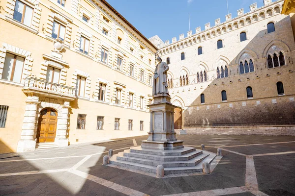 Sallustio Bandini Heykeli Ile Talya Nın Siena Şehrinde Salimbeni Meydanı — Stok fotoğraf