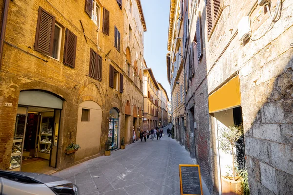 Vista Calle Estrecha Acogedora Casco Antiguo Ciudad Siena Italia Concepto —  Fotos de Stock