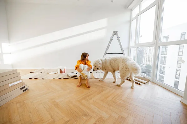 Young Woman Sits Her Dog Room While Making Repairment Apartment — Stok Foto