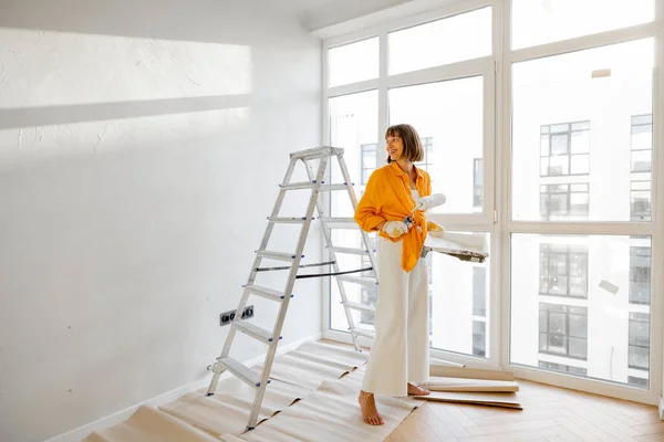 Portrait Young Woman Making Repairing Apartment Standing Paint Roller Ladder – stockfoto