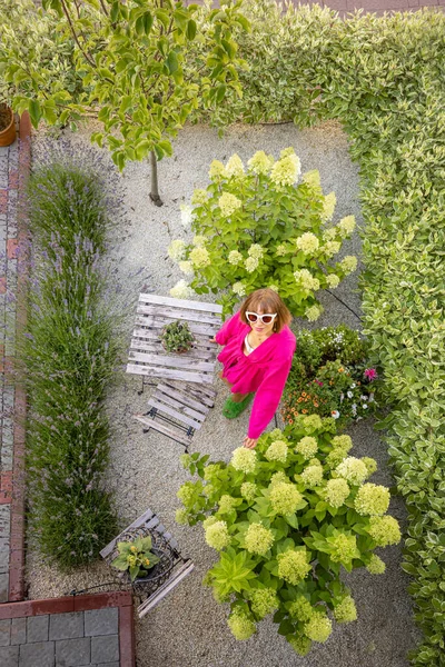 Woman Her Beautiful Tiny Garden Green Hedge Lavender Flowers — Stockfoto