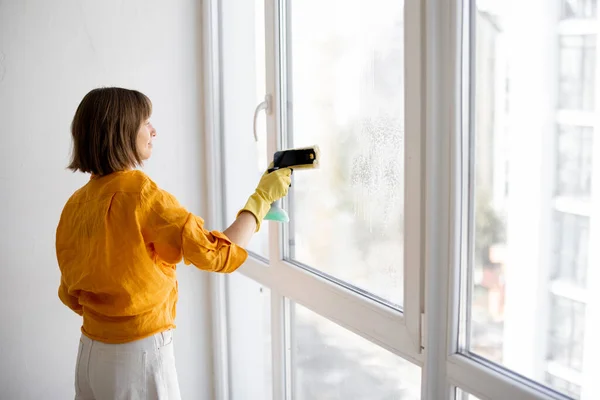 Young Housewife Cleaning Company Employee Washes Window Special Tool Apartment – stockfoto