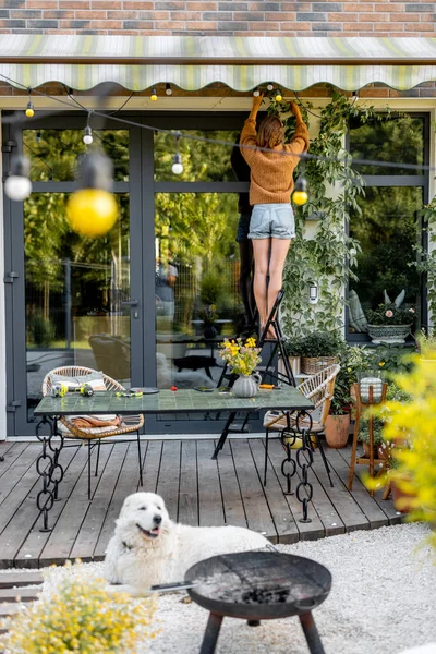 Young Housewife Decorates House Green Ivy Growing Facade Gardening Backyard — Fotografia de Stock