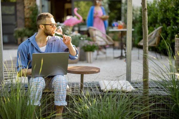 Cool Guy Works Laptop While Sitting Porch His Country House — Photo