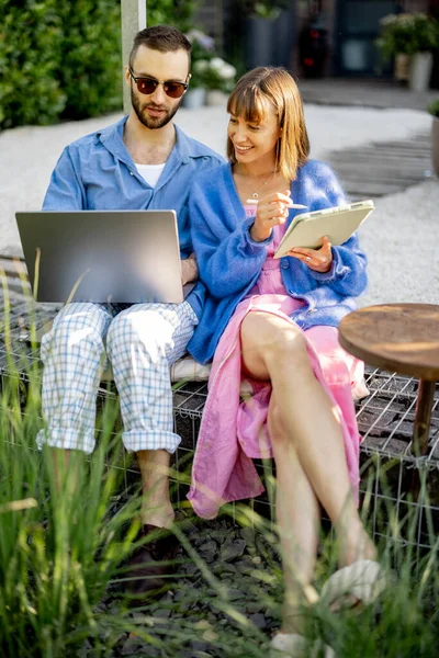 Young Stylish Couple Work Spend Leisure Time Laptop Computer Digital — Stockfoto