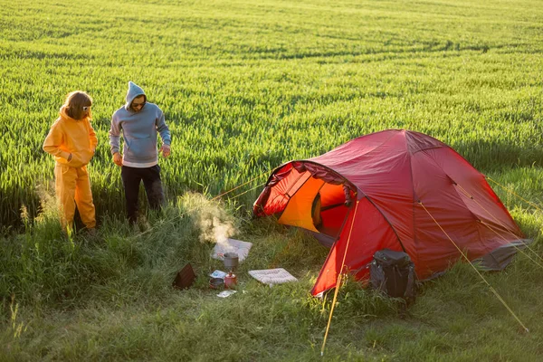 Jeune Couple Cuisiner Nourriture Passer Été Ensemble Camping Sur Champ — Photo