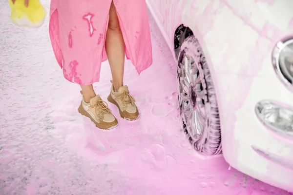 Frau Steht Rosa Schaum Während Sie Ihr Fahrzeug Der Waschanlage — Stockfoto