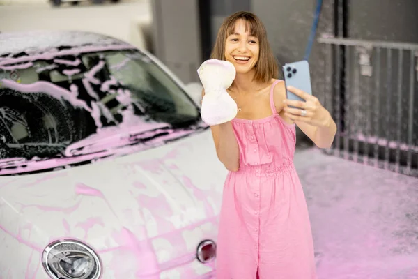 Joven Mujer Alegre Vestido Rosa Toma Selfie Teléfono Delante Pequeño —  Fotos de Stock