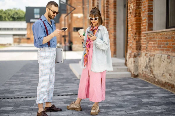 Young Stylish Couple Have Some Conversation While Standing Together Phones — Foto de Stock